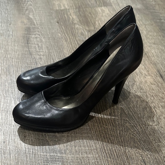 Nine West Elegant Black Heels - Picture 1 of 5